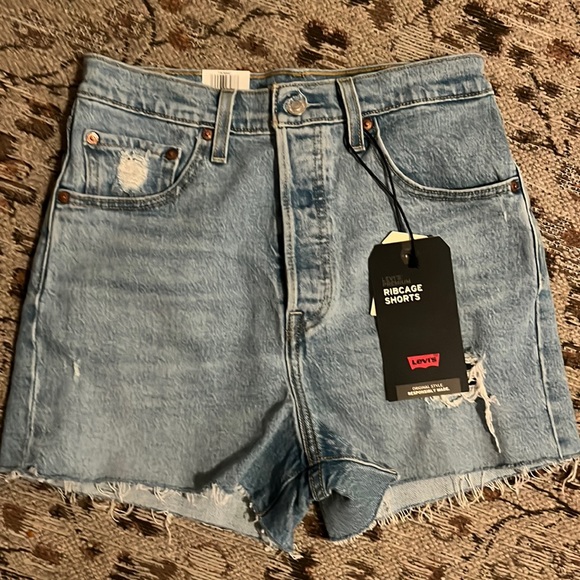 LEVI’S Ribcage Shorts - Picture 2 of 7